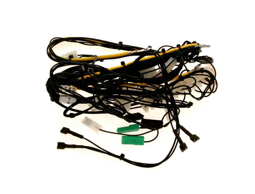 Ein Kabelbaum von Bosch, bestehend aus mehreren schwarzen und gelben Kabeln, die teilweise miteinander verbunden sind. Einige Kabel haben grüne und schwarze Anschlussstecker.